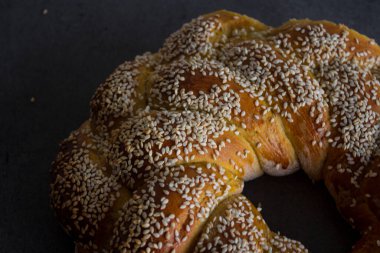 Geleneksel İsrail challah ekmeği gri masada. Ortadoğu 'nun otantik fırını. Kopyalama alanı olan koyu gri arkaplan. 