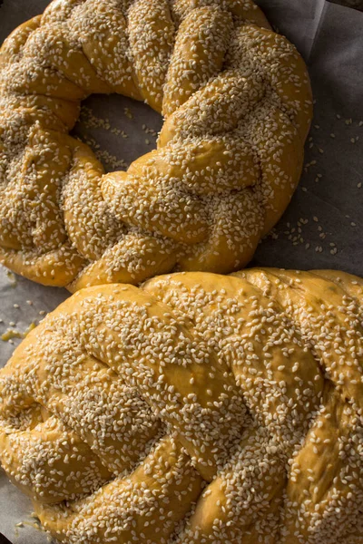 Rauwe Challah Brood Bakpapier Achtergrond Israëlisch Authentiek Voedsel — Stockfoto