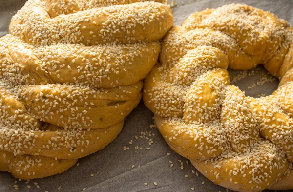 Pão Chalá Cru Fundo Papel Manteiga Israelita Autêntica Comida — Fotografia de Stock