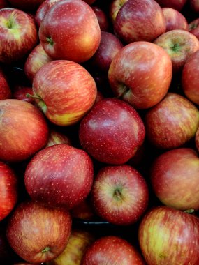 Taze meyveler kapanıyor. Yerel pazarda bir sürü sulu kırmızı elma var. Soyut arkaplan. Üst görüntü fotoğrafı. 