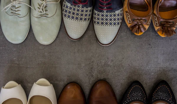 Zapatos Cuero Diferentes Colores Una Fila Foto Vista Superior Fondo — Foto de Stock