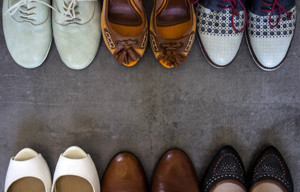 行の異なる色の革の靴 トップビューの写真 コピースペース付きグレーの背景 — ストック写真