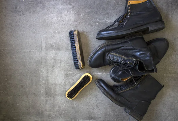 ブラックレザーレトロな靴とコピースペースとグレーの背景に木製の靴ブラシ — ストック写真