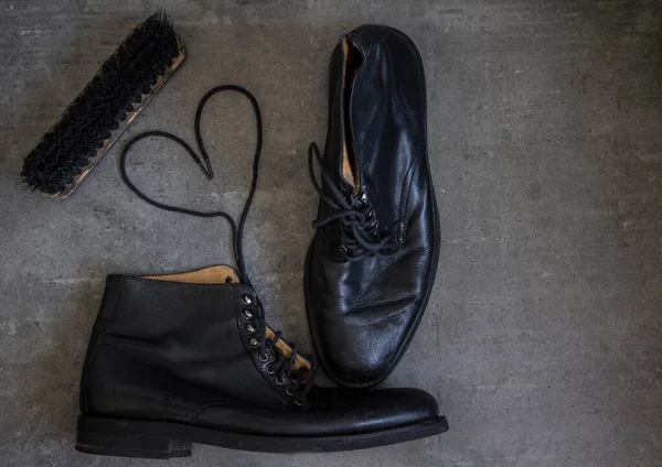 黒革のレトロな靴とコピースペースとグレーの背景に木製の靴ブラシのペア — ストック写真