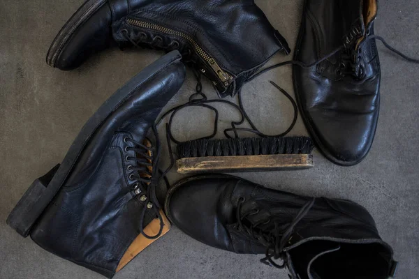 Zapatos Retro Cuero Negro Cepillo Zapatos Madera Sobre Fondo Gris — Foto de Stock