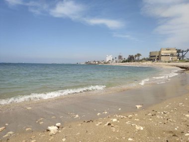 Boş kumsal. Deniz manzarası, kumsal, bulutlu mavi gökyüzü, insan yok. İsrail 'in doğası. Yaz seyahati fotoğrafı. 
