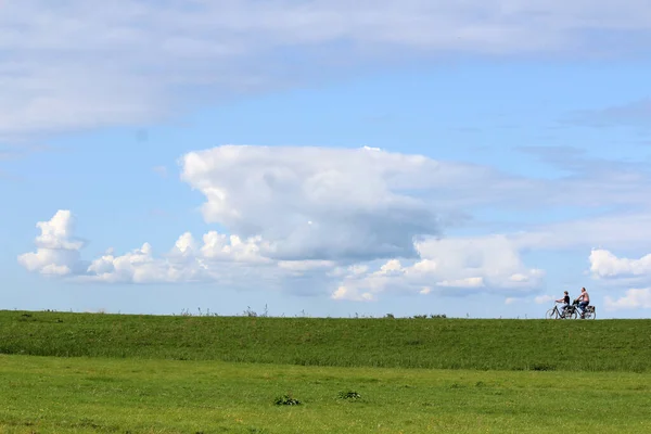 Linda Paisagem Verão Aquarela Céu Azul Com Nuvens Campo Grama — Fotografia de Stock
