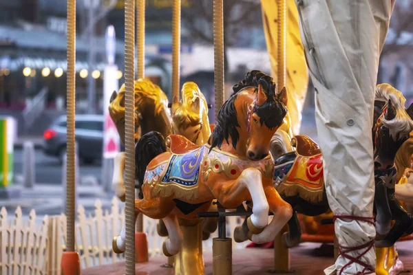 Tipik atlı karınca figürleri - atlar. Yapay atlar, oyuncak atlar, dizginler, yeleler vs. Arka planda bazı boya direkleri, merkez sütun ve çeşitli dekorasyon elemanları yer almaktadır..