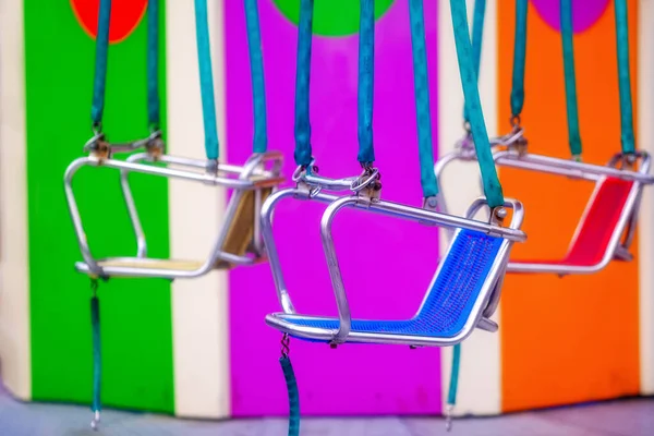 Atlıkarıncanın parlak renkli koltukları var. Metal korkuluklar, boyanmış inşaat elementleri. Boş bir oyun alanı, kendini izole etme ihtiyacı. Daha az hareket.