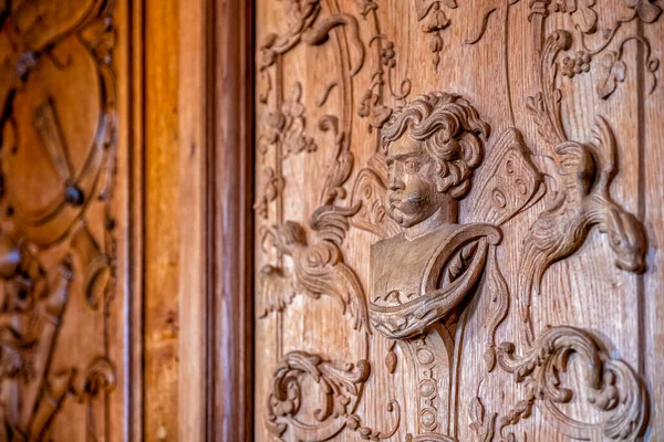 Özenle hazırlanmış ahşap bir kabartma ve zarif bir deseni var. Barok tarzında binaların ve iç mekanların dekorasyonu. Bir sanat eseri, bir tür heykel. Yüksek sanatsal zevkle oyulmuş ahşap oyma.