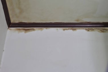 Tavan lekeleri, tavandan sızan yağmur suyu, duvarda eşek lekeleri, yağmur mevsimi.