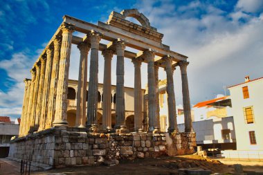 İspanya, Merida 'da mavi gökyüzü olan Diana tapınağı.