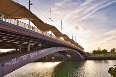 Guadalquivir nehri üzerindeki son kullanma tarihi köprüsü, mavi gökyüzü, Seville, Endülüs; İspanya.