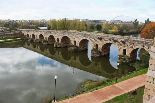 Merida Římský Most Odrazem Říční Vodě — Stock fotografie