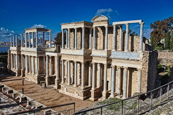 Mavi gökyüzü ile Merida Roma tiyatrosu.