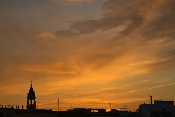 Schwarze Silhouettenbauten Bei Sonnenuntergang Goldener Himmel Goldene Stunde Mit Tiefem — Stockfoto