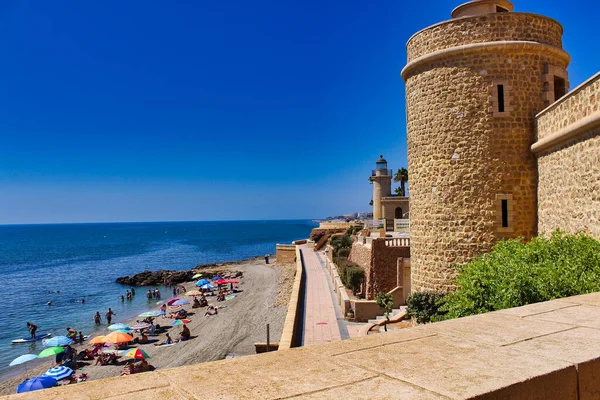 Santa Ana Kalesi plajı insanlarla dolu, Roquetas de Mar, Almeria, Endülüs, İspanya.