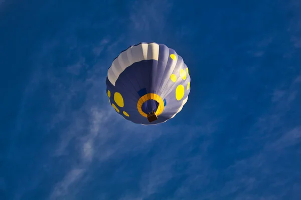 Globo Aire Caliente Volando Solo Cielo Azul Con Nubes Visto — Foto de Stock