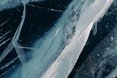 Beyaz çatallı mavi buz