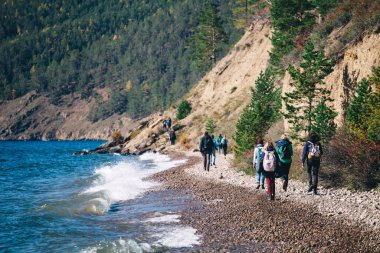 Kocaman bir göl boyunca uzun bir yürüyüş.