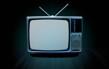 Masanın önünde eski bir televizyon alıcısı ve anten. Gradyan yeşil duvar arkaplanı, perspektif üzerinde kesilmiş ekran, ahşap zemin, mavi parıltı ve koyu renk ton.