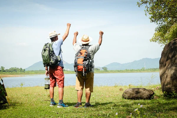 Dois Turistas Seniores Acampar Natureza Viagem Conceito Uma Comunidade Idosa — Fotografia de Stock