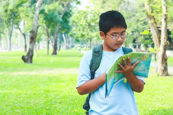 亚洲男生背着旅行背包 拿着旅行地图去学习 — 图库照片