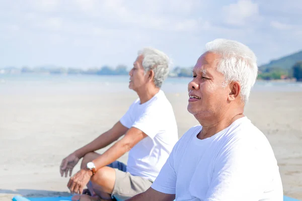 Dos Ancianos Hacen Ejercicio Playa Junto Mar Por Mañana Tienen — Foto de Stock