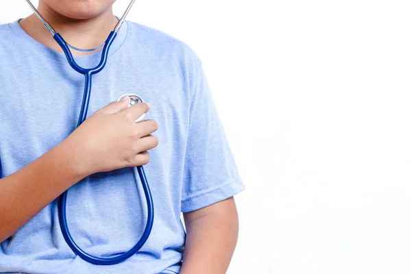 Мальчик Носит Медицинский Стетоскоп Слушать Звук Своего Сердца Концепция Лечения — стоковое фото