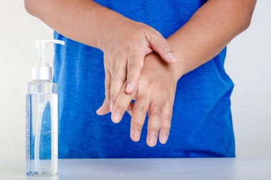 Elleri alkolle yıkamak avuç içini ovmak ve avucunun her yerini ovmak. Alkol buharlaşıp kuruyana kadar el ve parmak arkası. Coronavirus önleme kavramı.