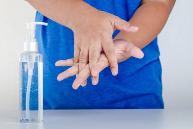 Elleri alkolle yıkamak avuç içini ovmak ve avucunun her yerini ovmak. Alkol buharlaşıp kuruyana kadar el ve parmak arkası. Coronavirus önleme kavramı.