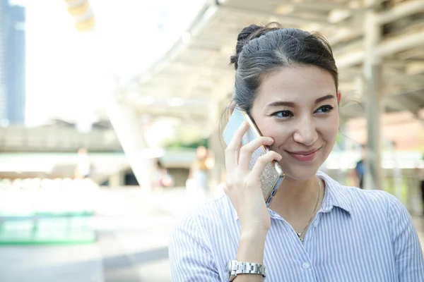 Una Hermosa Mujer Negocios Utiliza Teléfono Móvil Para Hablar Mientras —  Fotos de Stock