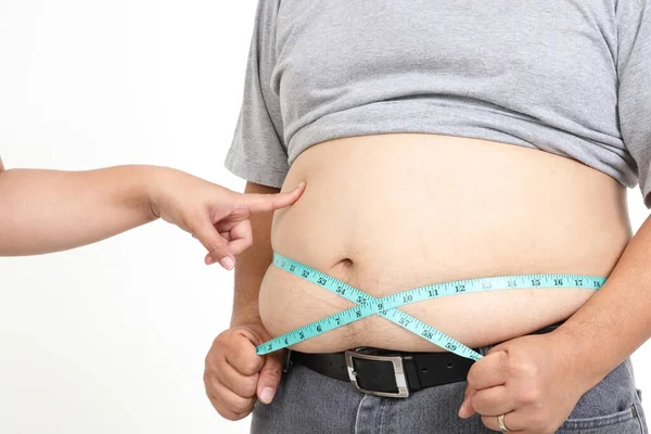 胖男人 非常大的腹部 用胶带测量他的腰围 预防疾病的概念 白人背景 — 图库照片