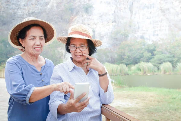 Starší Asiatka Drží Chytrý Telefon Fotí Hraje Sociálních Sítích Užívá — Stock fotografie