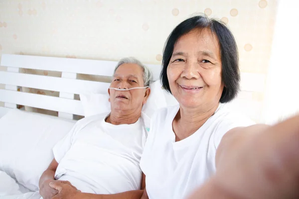 Elderly Woman Taking Picture Her Husband Who Suffering Lung Disease — Stock Photo, Image