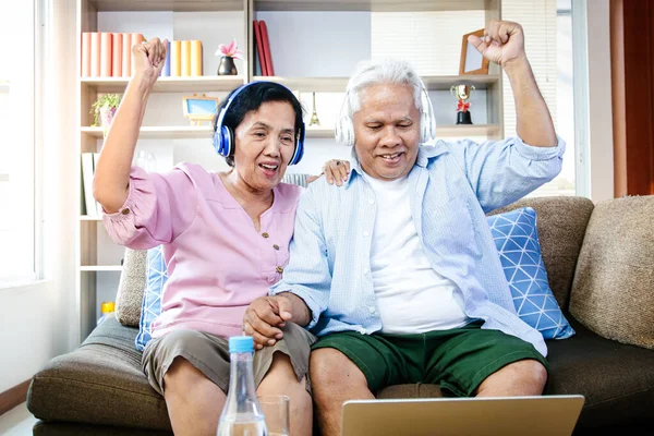 Elderly Asian Couples Enjoying Watching Movies Online Internet Living Room — Stock Photo, Image