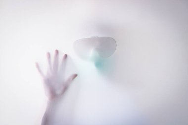 Maske takan ama eldivensiz hastaların bulanık görüntüleri enfeksiyon riski taşıyor. Coronavirus. Mikrop önleme kavramı