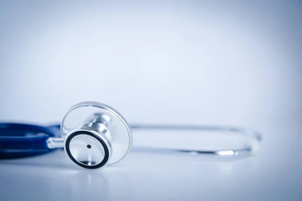 Stéthoscope Médical Bleu Est Placé Sur Fond Blanc Aidez Médecin — Photo