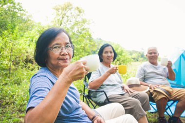 Yaşlı grup ormanda kamp yapıyor, emekliliklerinde rahatlamaya çalışıyorlar. Üst düzey topluluk kavramları