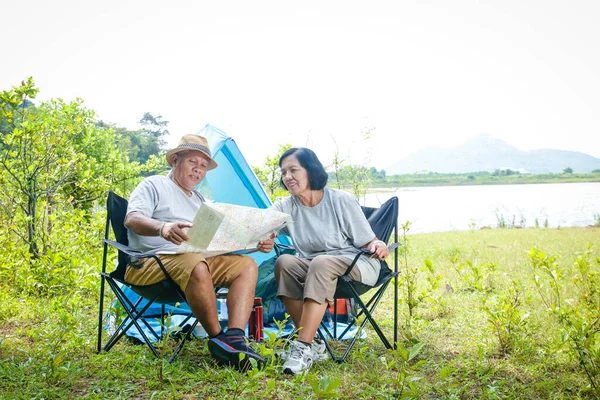 Feliz Asiático Casal Sênior Acampar Beira Mar Sentado Uma Cadeira — Fotografia de Stock