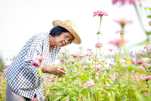 Starší Asiatka Stojí Květinové Zahradě Užívá Života Odchodu Důchodu Koncepce — Stock fotografie
