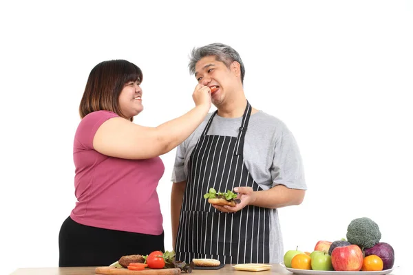 Dikke Mensen Mannen Vrouwen Koken Samen Zijn Blij Eten Het — Stockfoto