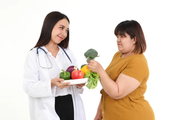 아름다운 영양학자 야채를 나르는 의사는 과다인 환자들에게 조언을 건강에 섭취의 — 스톡 사진