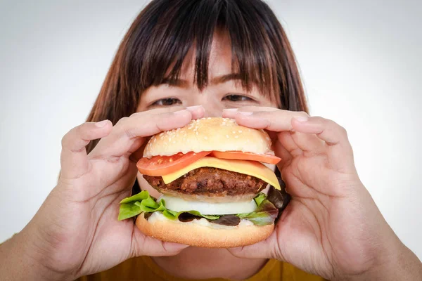 Kövér Ázsiai Nők Nagy Hamburgert Esznek Fehér Háttérrel Egészség Fogalmak — Stock Fotó