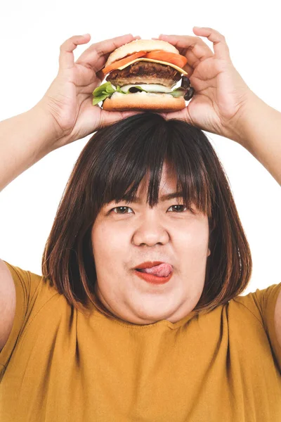 肥胖的亚洲女人吃大的汉堡包 白的背景 健康概念 超重者 — 图库照片