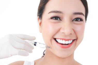 Doktor, sivilceleri tedavi etmek için şırıngayı kızın yüzüne enjekte etti. Cilt bakım güzellik konsepti. Beyaz arkaplan