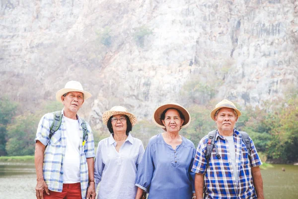 Skupina Asijských Seniorů Turistiky Stojí Vysokých Horách Těší Přírodu Starší — Stock fotografie