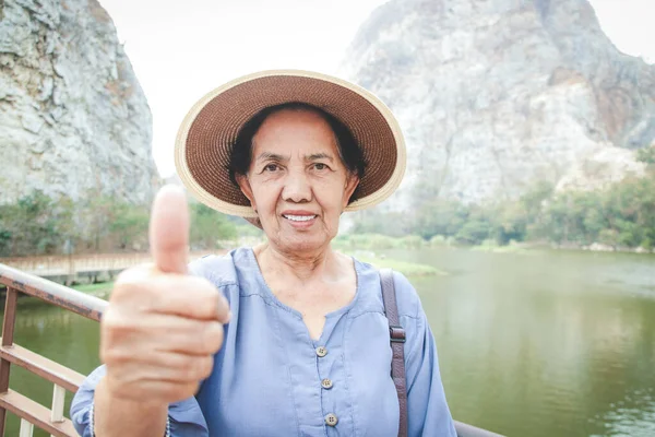 Starší Asijské Ženy Cestující Přírodou Užijte Život Odchodu Důchodu Starší — Stock fotografie