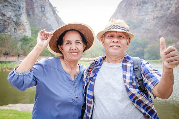 Casais Asiáticos Idosos Trekking High Mountain Aproveite Vida Após Aposentadoria — Fotografia de Stock