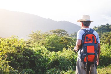 Son sınıf öğrencisi doğa yürüyüşüne çıktı. Sağlıklıymış. Emeklilikten sonra mutlu yaşam kavramı. Boşluğu kopyala